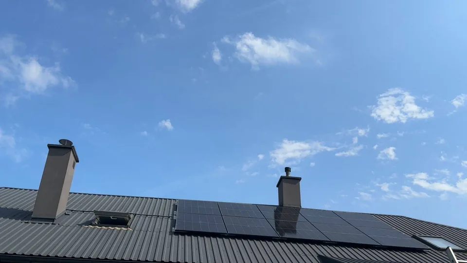 Moduły dachowe przy kominach