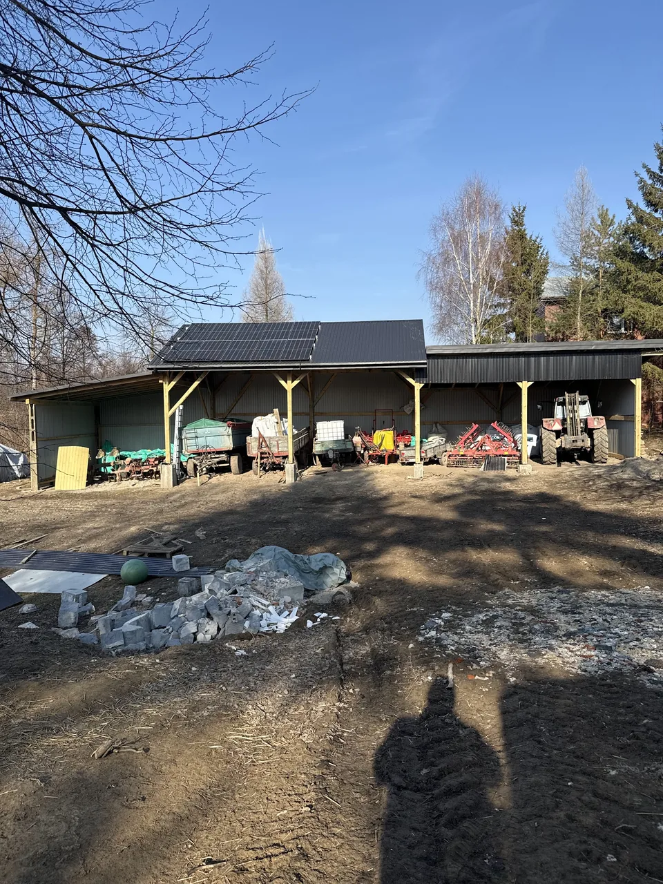 Fotowoltaika na drewnianej wiacie — ujęcie 2