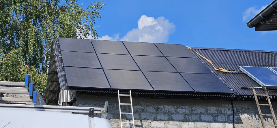 Zwarte pole modułów na dachu
