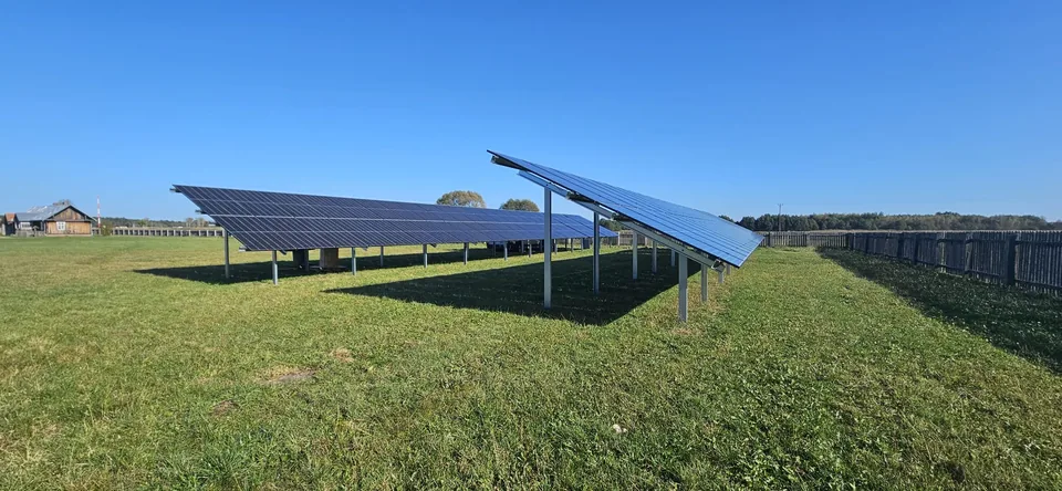 Kilka rzędów instalacji gruntowej — ujęcie 1